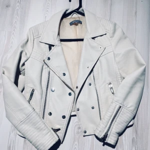  - ”Vanilj” vit skinnjacka från Gina Tricot.  250kr + eventuell frakt, möts annars upp i Lund eller Höllviken