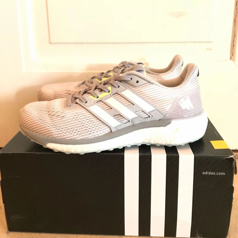 SUPERsköna löparskor!! Adidas supernova- med ultrasköna boost-sulan med en tunn mellansula i hårdare plast för mer stabilitet och Continentalgummi under för bästa grepp oavsett väglag. Fin ljus färg och storlek 39 1/3. Jag har endast sprungit med dem 4 ggr sedan har dem legat i kartongen. Nypris på dem här är 1799:- så passa på :D . Skor.