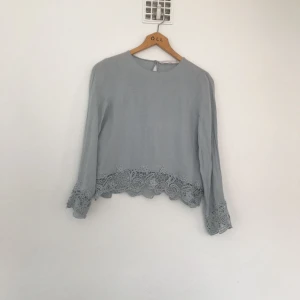  - Jättefin blus i ljus turkos pastell! 