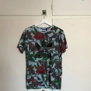  - En adidaströja i storlek S, fått denna i julklapp förra året men använt den max två gånger. Frakten står du själv för!