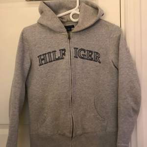 Hilfiger tjocktröja i grått, ser större ut på bilden än vad den är. Passar XS/s 