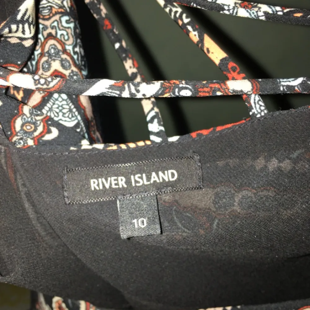 Mönstrat linne från river island med detalj i ryggen. Frakt 35kr. Toppar.