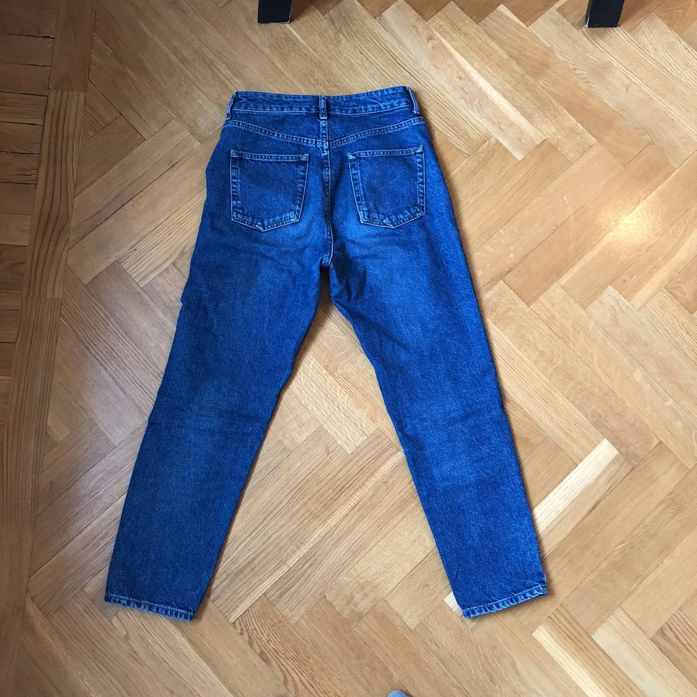 Supersköna jeans från Monki i modellen MOM. Kan mötas upp i Sthlm och Uppsala. Frakt tillkommer. . Jeans & Byxor.