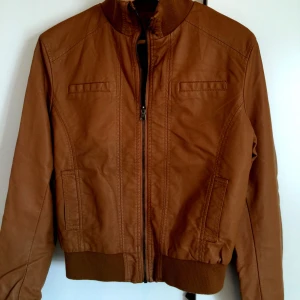  - Säljer en brun skinnjacka! Det är en M men det står XL i den! Väldigt liten storl, IOM att jag är en M! Hel och fin inga defekter alls! Köparen står för frakten