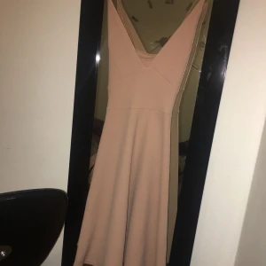  - Oanvänd klänning