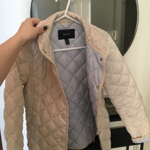  - Fin quiltad gant-jacka som är sparsamt använd.  Är storlek XS men passar även en liten S.   Förövrigt inga fel på den.