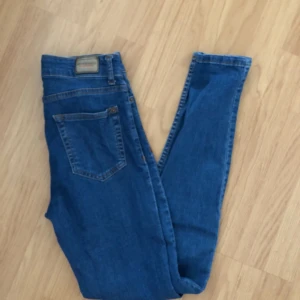  - Jeans som är i ett bra skick, använda ett fåtal gånger. 