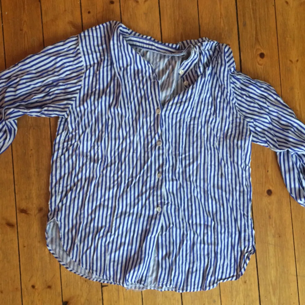 En blåvitrandig skjorta i jättefin tunnt material. Frakt +20kr. Skjortor.