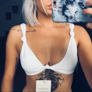  - Bikinitopp. Oanvänd med lapp kvar. Vadderad