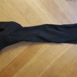  - Endast använda på nyår från och till bilen typ 😊 säljes för dem va lite svåra för mig att gå i.. Stl 38 men jag som vanligtvis har 37 kan ha dem! Går upp till början av låret på mig Kan skickas, då betalar mottagare 😊 Har swish!