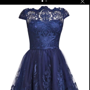  - Marinblå midi klänning från Chi Chi London. Använd en gång 👗