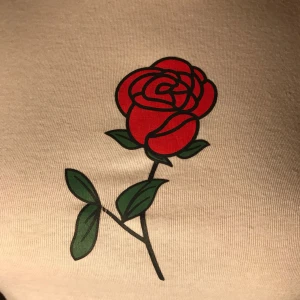  - 🌹vit t-shirt med röd ros 🌹