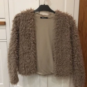  - Lurvig kofta från Gina tricot i stl xs. 