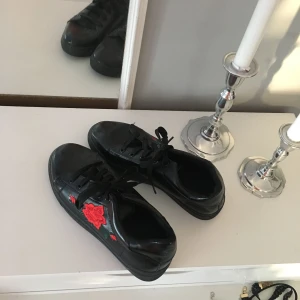  - Svarta fakeskinnskor med blomma på utsidan. Aldrig använda ♡ Kan mötas upp i Växjö, annars står köparen för frakt. Betalning sker helst via swish men funkar inte det så går det att lösa! Bara kontakta mig om du har frågor eller vill se mer! Kram!!!