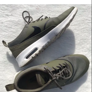  - Nike Air Max Thea olive green. Bra skick
