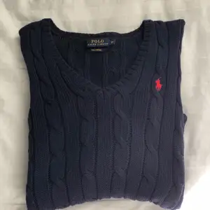 V-ringad kabelstickad tröja från Ralph lauren i XS. Använd ett fåtal gånger. Nypris ca; 1195kr. Tar swish och köparen står för frakten