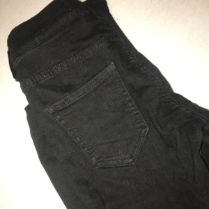  - svarta tajta jeans i modellen ”Alex” från Gina Tricot. använda ett fåtal gånger så i bra skick. känns väldigt tajta efter tvätt men töjs ut efter några användningar. köparen står för frakten.