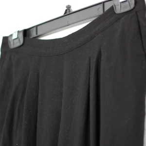  - Svarta byxor i viskos. Bohemisk, luftig stil. Köpta på H&M, storlek XS. Resår baktill i midjan. Originalbilderna går att få för helhetsbild.  Möts upp i Göteborg eller fraktar mot betalning.