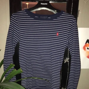  - randig tröja från RL, superskönt o mjukt material Endast swish eller kontanter! kan mötas upp om du bor i Gävle, kan även frakta (avgift på det!!)💞⭐️🦋