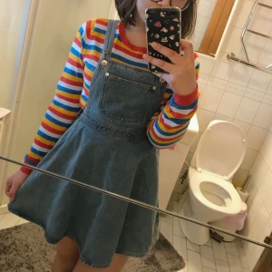  - Hängselklänning från Monki aldrig använd. Köpte den här på plick men tyvärr är den lite för liten på mig, men den är sjukt fin annars.  Kan skickas men då betalar köparen för frakt som blir 69kr och om man vill kunna spåra det kostar det 95kr📮 Katt finns i hemmet 🐈