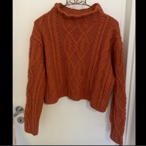  - Roströd, magkort, stickad polo från Asos. Endast använd fåtal gånger så är i fint skick! Passar även S/36 beroende på hur man vill att den ska sitta. Kan mötas upp i Sthlm, annars står köparen för frakten.