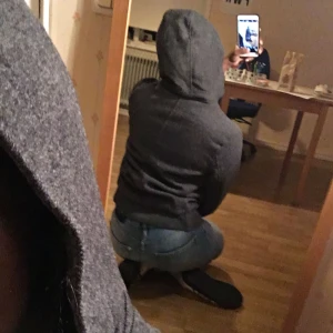  - En grå jacka tror jag för vår/höst. Använd inte så mycket. Har ett fel på ens Ida av armarna(som ni kan se på 3:e bild). Köparen står för frakt.