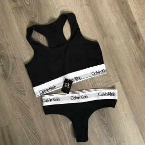  - Säljer ett helt nytt Calvin Klein set i S men passar även Xs.  Köparen står för porto   Om fler är intresserade är de högsta bud som vinner
