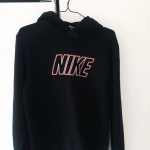  - Nike hoodie i storlek M. Köpt på JD sports för typ 1 år sedan men har aldrig använt den. Frakt betalas av köparen :)