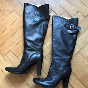  - Superfina stövlar från italienska märket Vero Cuoio i äkta kalvskinn. Snygga detaljer. Knappt använda så i jättefint skick utöver knappt märkbara smårepor skinnet (se bilder). Fel storlek, säljes därav. Storlek 38 Nypris ca 6000:- Kom med bud!