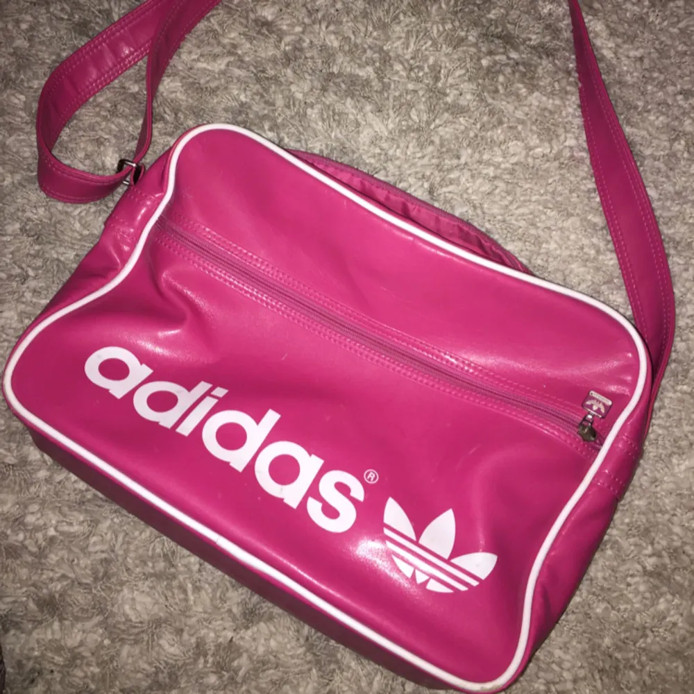 Rosa Adidas . Väskor.