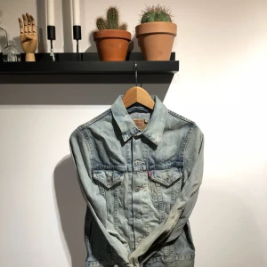  - Levis jeansjacka. Oanvänd. Nyinköpt i somras på levis egna butik. Ej retro. Orginal. 