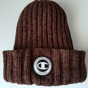  - Brun stickad Champion mössa.