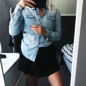  - Snygg jeansskjorta från Dobber, inga fel alls på den!  40kr + ev frakt 🌸