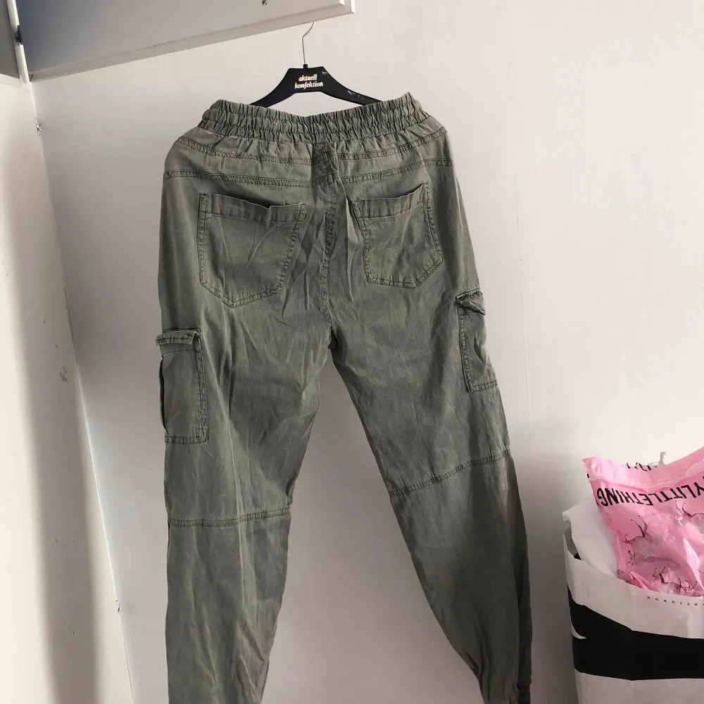 byxor gröna strl XS /S. Jeans & Byxor.