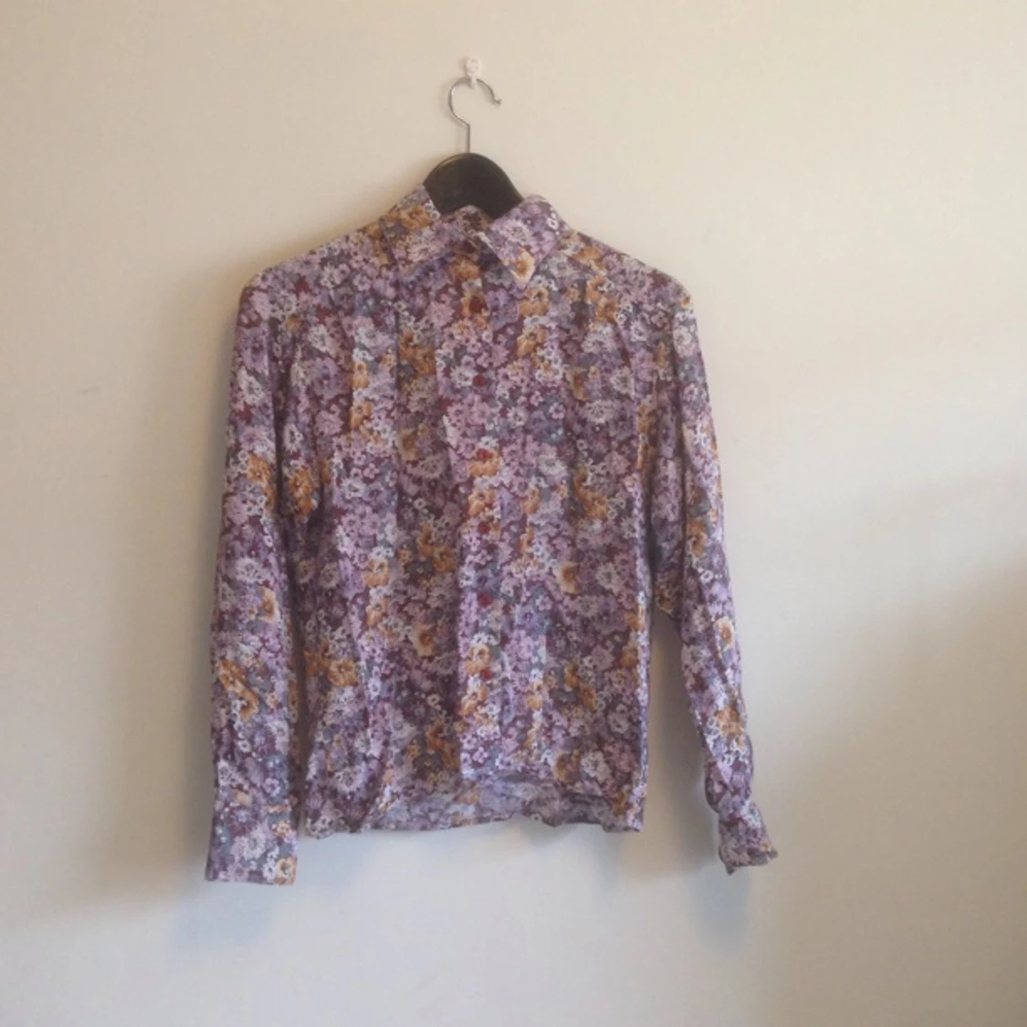 Ur fin blommig blus köpt secondhand. Ett litet hål som visas på bild 3. - 1393156287