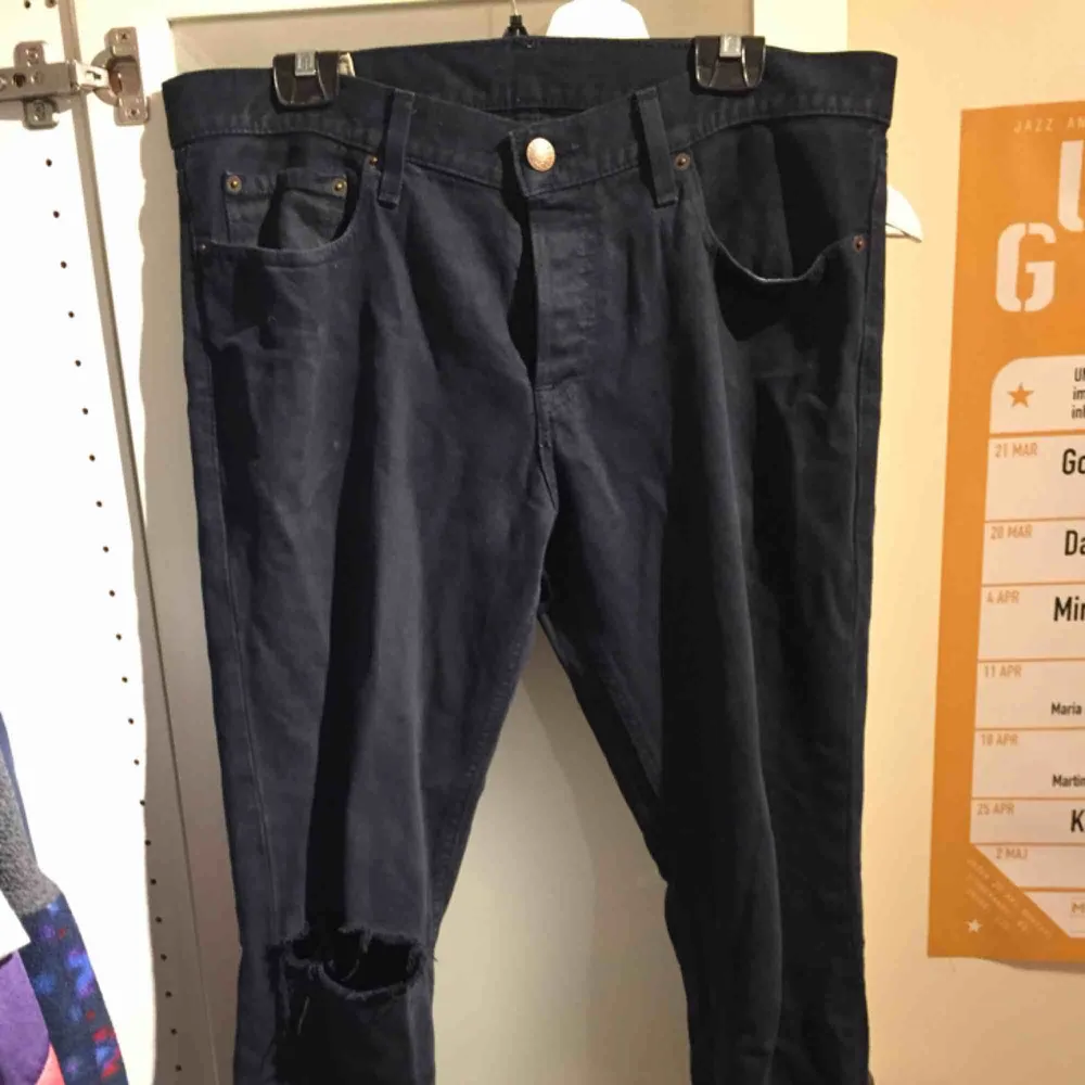 Svarta Hollister jeans med ett assnyggt hål på knäna !! Tyvärr inte min stil, därav bör den få ett nytt hem . Jeans & Byxor.