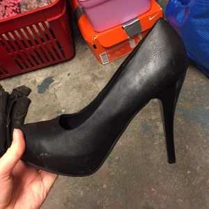  - Klackskor använda några gånger samlar bara damm nu då jag inte använder klackskor längre 