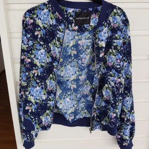  - Tunn vårjacka med blommönster 