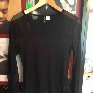  - Supersnygg meshtröja! Det har gått upp lite trådar i armhålan men det är inget en sax inte kan lösa, därför den säljs så billigt🌞