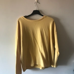  - Perfekt gul, mysig hösttröja i storlek S (passar även XS). Färgen fångas inte riktigt på bild, men den syns nog bäst på sista bilden. Knappt använd. Pris kan diskuteras, tar Swish!