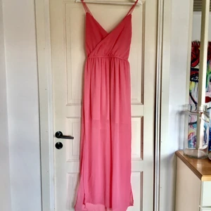  - Fin maxiklänning från Gina Tricot! I användt skick men fortfarande fin.  Korsade band i ryggen.  Bjuder på frakten 🌸