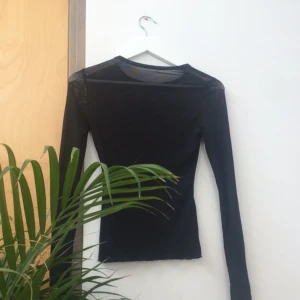  - Helt oanvänd svart mesh-top jag köpte under mitt utbytesår i USA. Tycker att det är sorgligt hur den aldrig fått bäras så säljer den därför nu.  🌻Mötas i Malmö?/Frakt tillkommer🦕 No refunds 🌻
