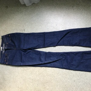  - Bootcut jeans från ginatricot, storlek S, short length, knappt använda. Köpare står för frakt.
