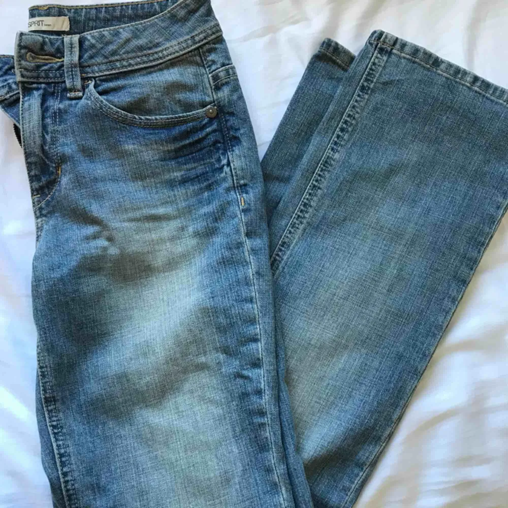 Ett par ”tvättade” blåa bootcut jeans från Esprit. Byxorna är i storlek 36 eller S. Använts ett par gånger.. Jeans & Byxor.