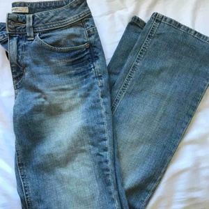  - Ett par ”tvättade” blåa bootcut jeans från Esprit. Byxorna är i storlek 36 eller S. Använts ett par gånger.