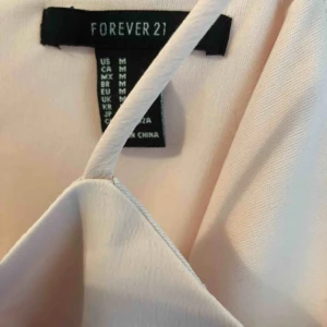  - Ny snygg trendig klänning från Forever21 i London.  Ljus/blekrosa 