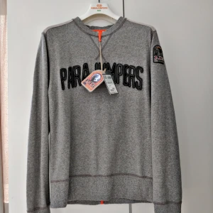  - PJS-tröja som är i "mint condition", använd vid ett fåtal finare tillställningar. Taggar och kvitto finns samt QR-kod i tröjan för din försäkring. Storleken är medium och den sitter som den steriotypiska medium👍   säljes för en tusenlapp.    Kan mötas upp och kan frakta 📩  Kan även tänka mig byta mot skjortor i storlek M. 