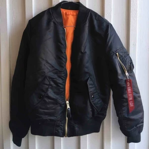  - Helt oanvänd jacka med prislappen kvar i storlek Small. 