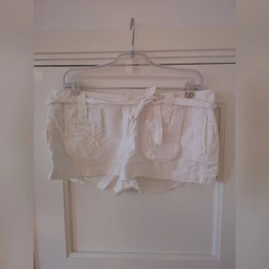  - Vita linneskjorts med knyt i midjan 