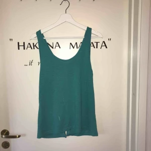  - Blått linne med öppning i ruggen som gör plagget mycket snyggare